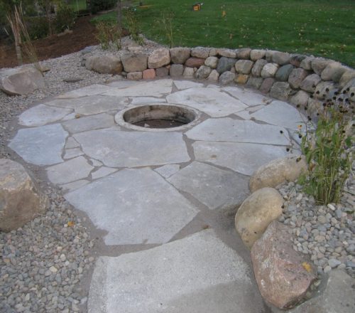 irregular_flagstone_patio_with_fire__pit_and_flagstone_pathway